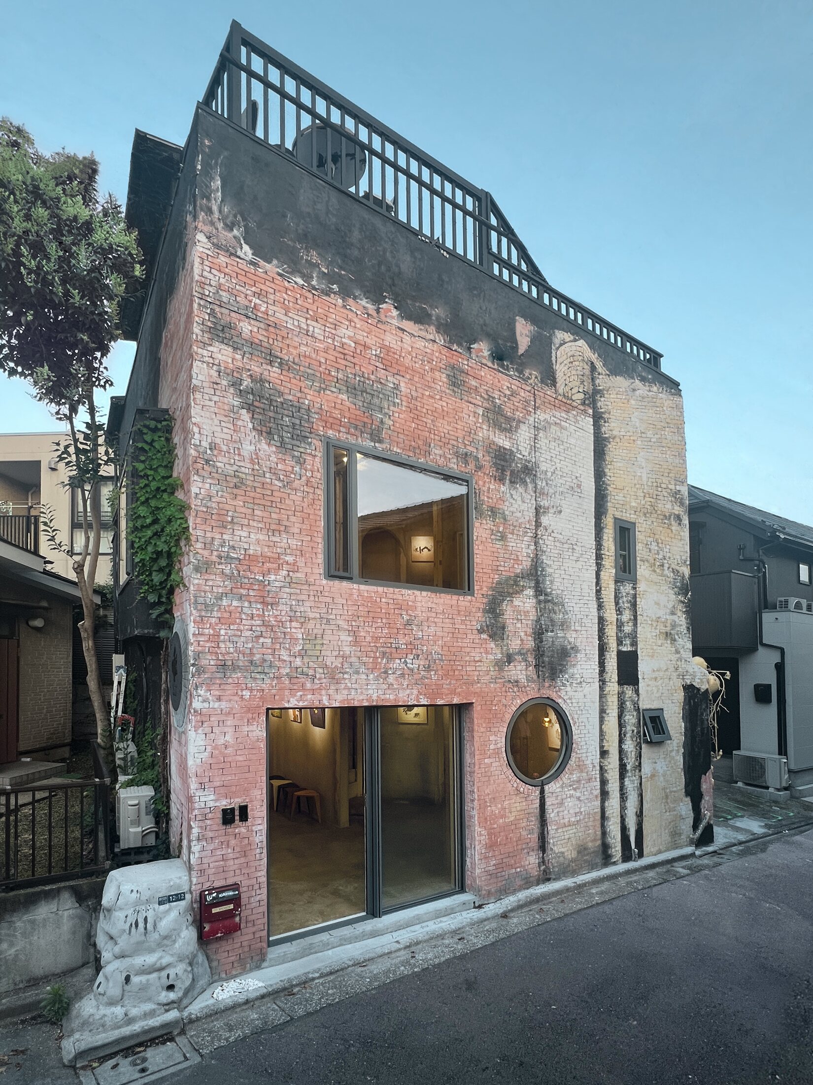 Xuanwu Art Space — front entrance, brick façade with the porthole window